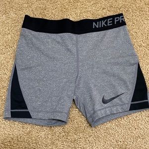 Nike Pro Big Kids (Girls’) Shorts Size M (10-12)
